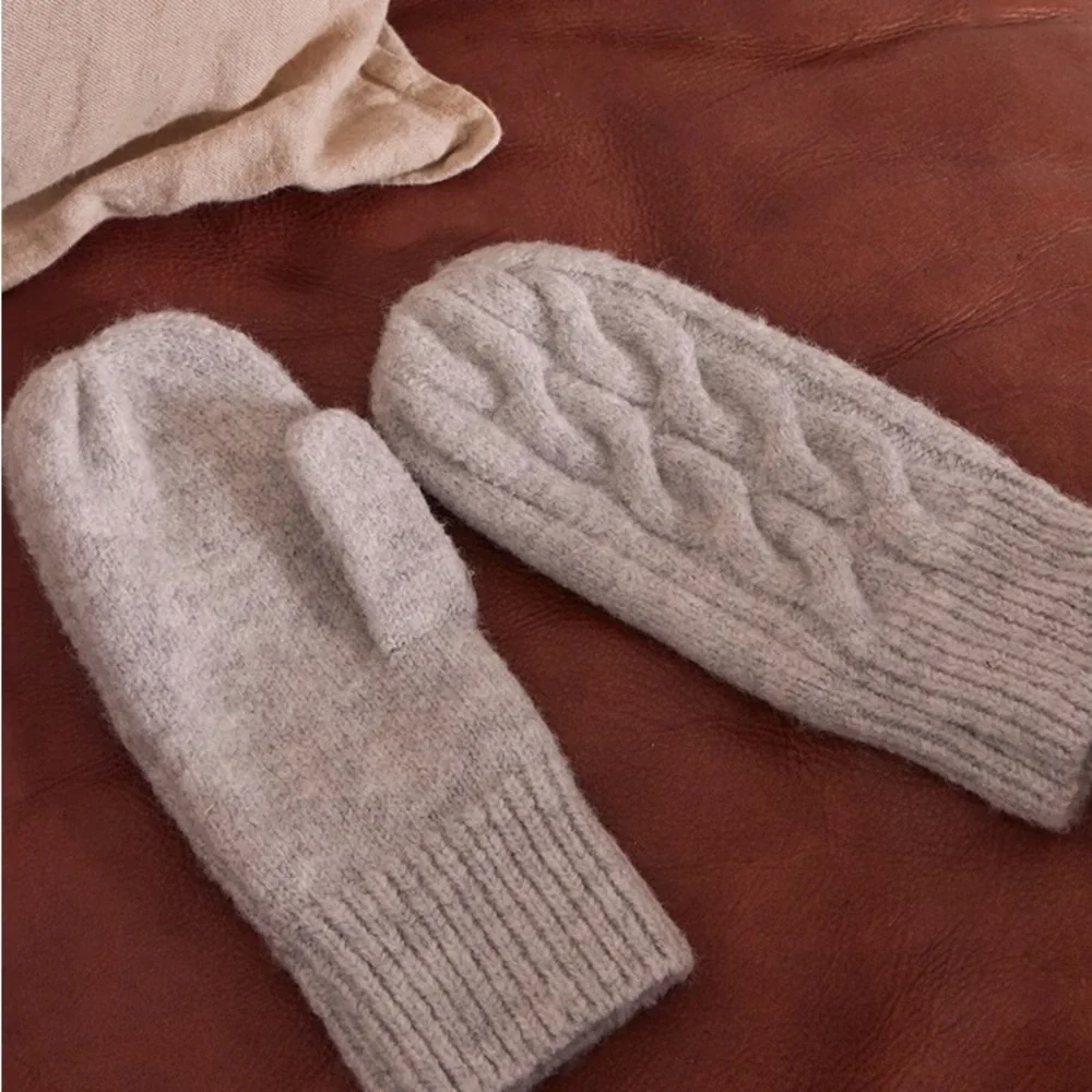 New GREY‎ CABLE KNIT MITTENS